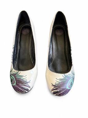U.K. Peacock Feather Anti-Pop Kitten Heels White Patent Size 8